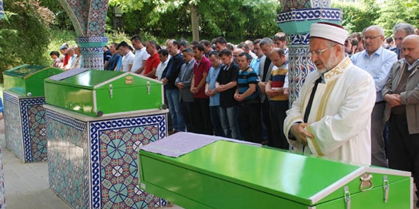 �kiz bebekler dedeleri ile birlikte topra�a verildi