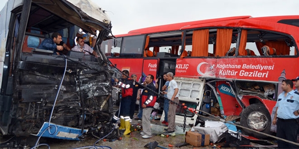 Se�im otob�s� kaza yapt�: 3 yaral�