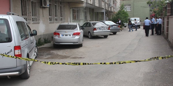 Cezaevi firarisi polisi bıçakladı