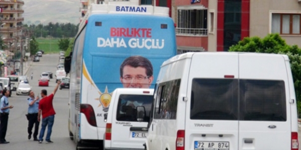 Seçim otobüsüne silahlı saldırı!