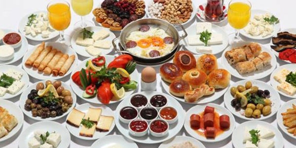 Sağlıklı bir kahvaltı için yumurta ve kuruyemiş