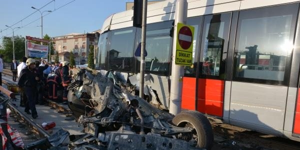 Tramvay otomobili biçti: 2 yaralı