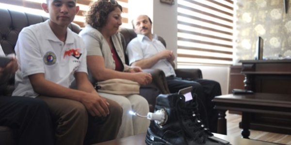 Botuyla elektrik üreten çocuğa ödül