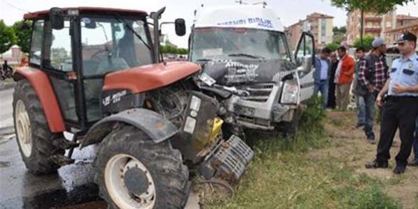 Yozgat'ta minibüs ile traktör çarpıştı: 6 yaralı