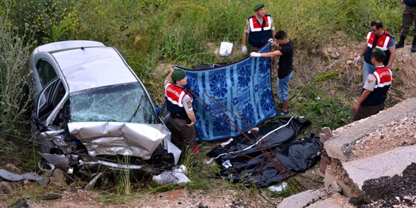 Çanakkale'de otomobil devrildi: 3 ölü