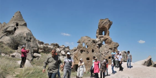 Turist sayısı Nisan'da yüzde 8 düştü