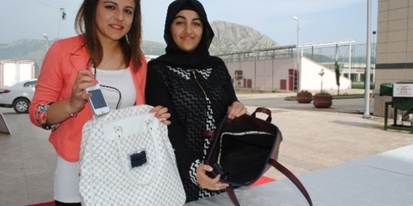 Öğrenciler şarj eden bayan çantası üretti