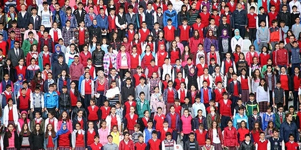 10 bin ��renci trib�nde ayn� anda kitap okudu