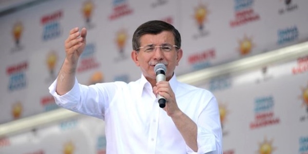 Davutoğlu: Milletle kendileri arasına uçurum açıyorlar