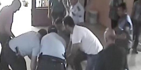 Okulu basan veliler hizmetlileri dövdü!/Video