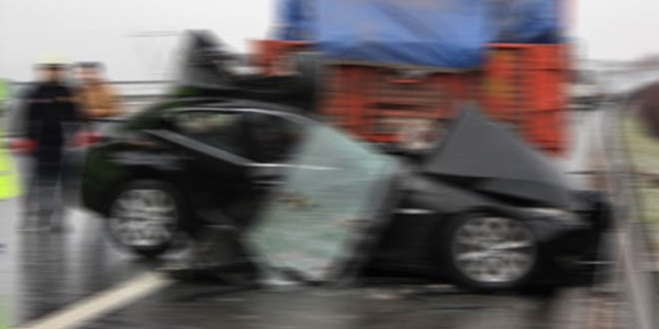 İzmir'de otomobille kamyon çarpıştı: 2 ölü