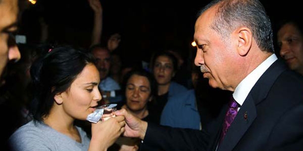 Erdoğan kendisine ulaşmak isterken düşen kızı teselli etti