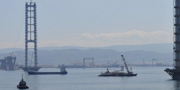 Körfezde gemi trafiğine halat montajı engeli