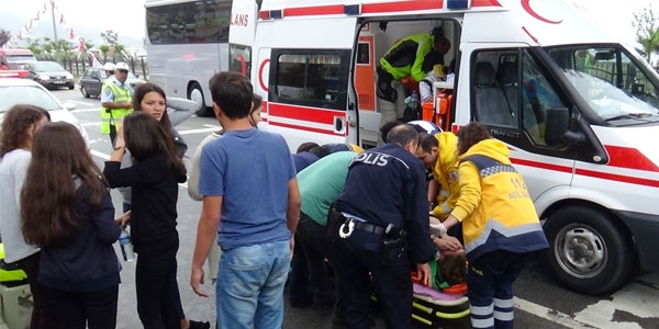 Öğrenci servisi kaza yaptı : 11 yaralı