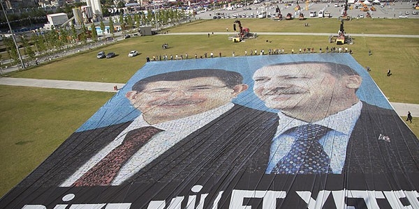 Erdoğan ve Davutoğlu dünyanın en büyük posterinde