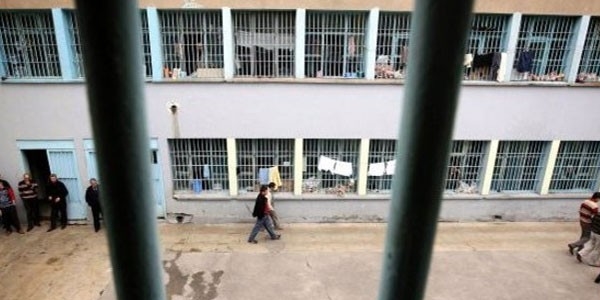 Çocuk hükümlüler hastaneye gidebilmek için deterjan içiyor