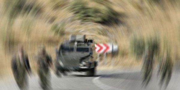 2 askeri araç devrildi: 4 yaralı