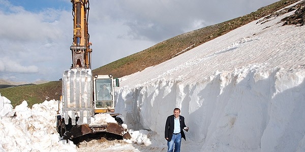 Antalya'n�n zirvelerinde karla m�cadele