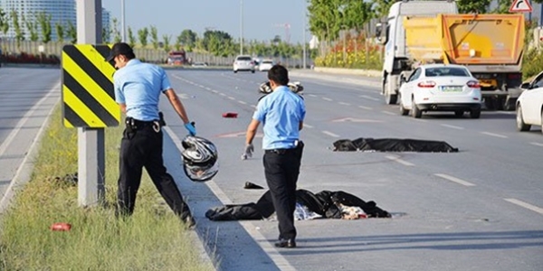 Motosiklet bariyere çarptı: 2 ölü