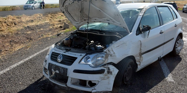 Polis memuru kaza yaptı: 2 yaralı