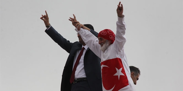 Emekli maaşının tamamını MHP'nin mitinglerine harcıyor