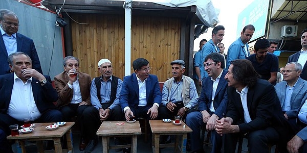 Davutoğlu Diyarbakır'da vatandaşlarla çay içti