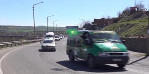 Diyarbakır'da Hüda Par aracına taşlı saldırı