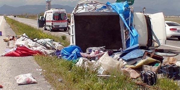 Tarım işçilerini taşıyan kamyonet kaza yaptı: 10 yaralı