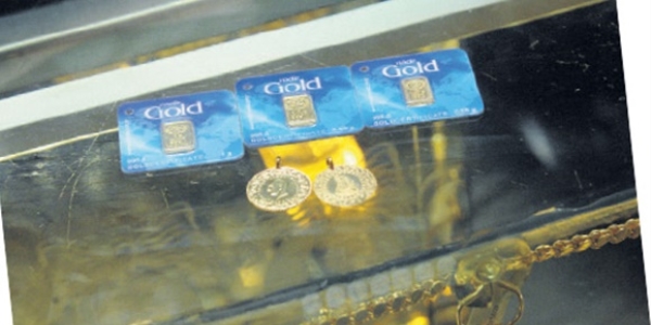 Yalandan takı seti, 3 liraya bir deste dolar; Her şey itibar için!