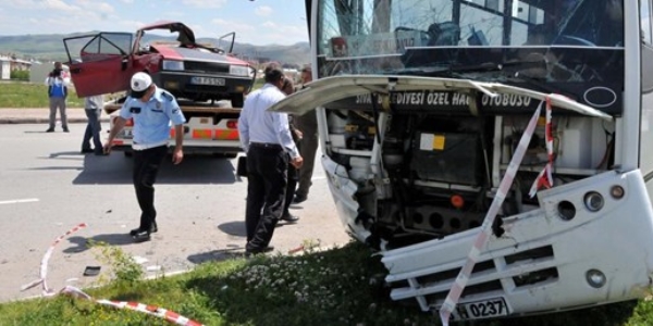 Halk otobüsüyle otomobil çarpıştı: 1 ölü