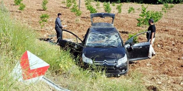 Otomobil devrildi, 1 doktor ile 2 hemşire yaralandı