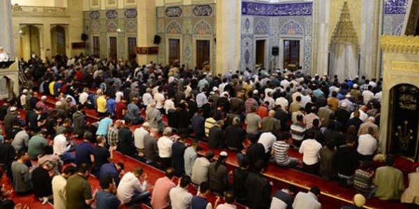 Berat Kandili'nde 85 bin camide aynı dua