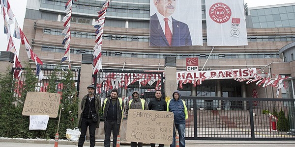 CHP genel merkezi �n�nde grev yapan i�ciler arka tarafa al�nd�