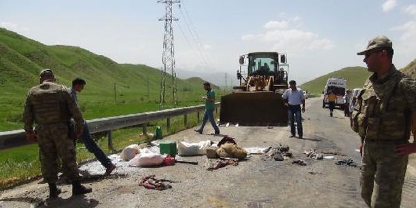 Hakkari'de traktör devrildi: 1 ölü, 28 yaralı