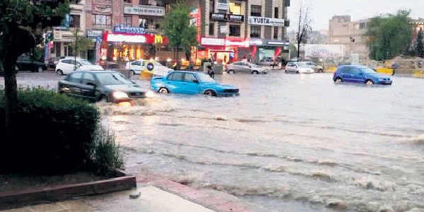 Ankara'da sağanak yağış trafiği felç etti