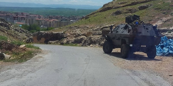 Baraj inşaat alanına malzeme taşıyan konvoya taciz ateşi