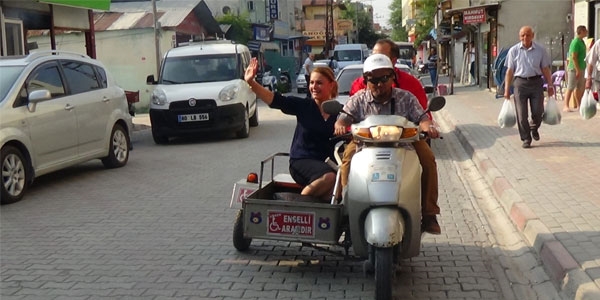 Kadın milletvekili adayı sepetli motosikletle seçim turu attı