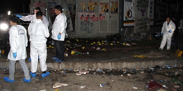 Diyarbak�r'da 2 ki�i patlamadan 1 ki�i y�ksekten d��erek �ld�