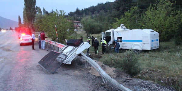 Miting'den dönen TOMA devrildi: 2 yaralı