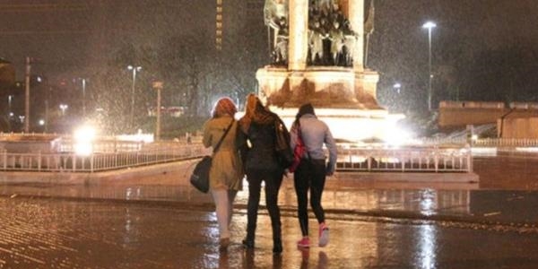 İstanbul'da yağış etkili oluyor