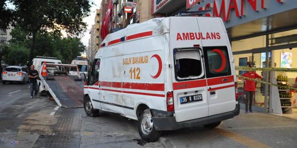 Ambulans kaza yaptı: 6 yaralı