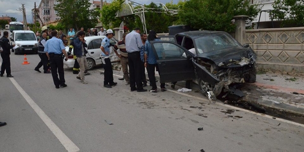 Karaman'da iki otomobil çarpıştı: 5 yaralı