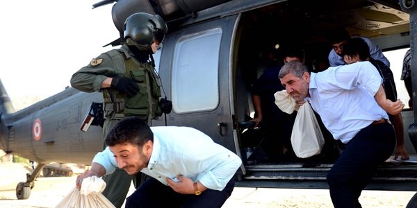 Görevliler ve oy pusulaları helikopterle taşındı