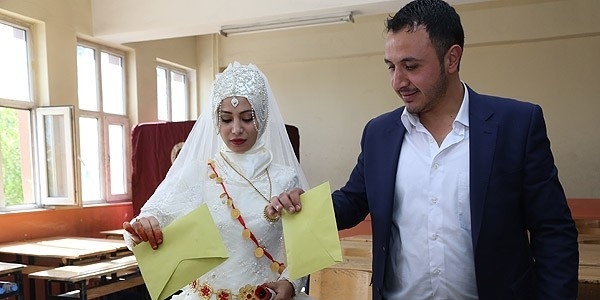 Sandığa gelinliğiyle geldi