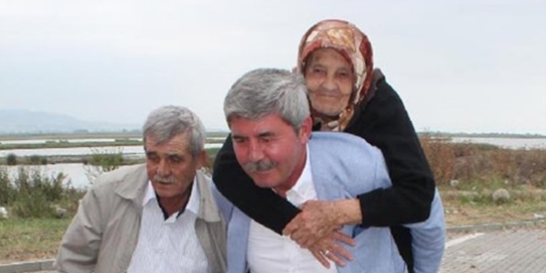 CHP'li vekil annesini sırtında sandığa taşıdı