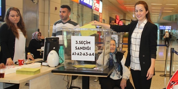 Atatürk Havalimanı'nda oy verme işlemi sürüyor