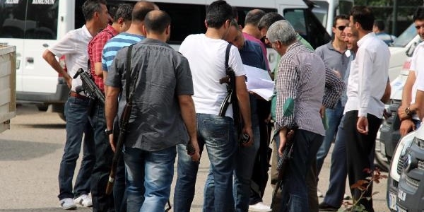 Polis memuru tabancasıyla kazara kendisini vurdu