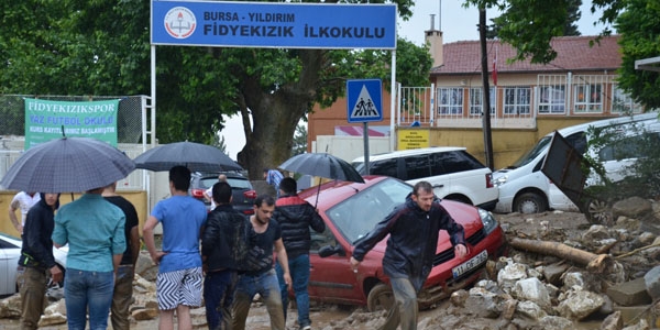 Bursa'da sel okulun duvarn ykt
