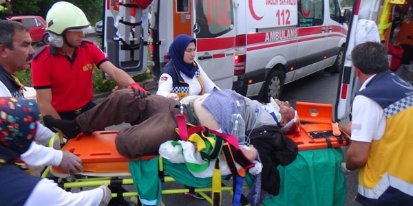 Ambulans ile otomobil çarpıştı: 5 yaralı