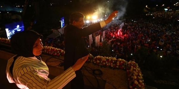 Davutoğlu'nu duygulandıran gece sürprizi